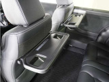 ◆シートバックテーブル◆フロントシートの背面に後席用のテーブルがついています。小物が置けて!カップホルダーもあります、ドライブ中や休憩時にも便利なテーブルです。