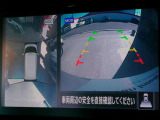 ☆全周囲カメラが駐車をアシスト☆4つの高解像度カメラで車の周囲を撮影!見えにくい死角の駐停車も驚く程に楽々です。バックカメラは、車庫入れの時は勿論、後方の安全確認もできて安心です♪