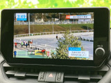 テレビ番組を画面で視聴でき、停車中の待ち時間も映像を楽しめます。番組の内容が画面いっぱいに表示されるため見やすく、休憩時などに活用しやすい装備です。