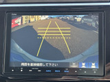 後方の様子とガイドラインをモニターで確認でき、駐車時の周囲確認をサポートします。車庫入れや狭い場所での切り返しなど、毎日の駐車に役立つ装備です。