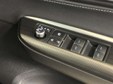 格納式リモコンドアミラーと、パワーウィンドウマスタースイッチです。車内の換気も運転席から簡単に行えます。