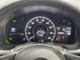 【メーターまわり】ドライバーから見やすい位置にあって安全運転に寄与します。メーターも見やすくてシンプルなデザインになっております。