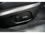 &rdquo;電動シートを装備。お客様に安全に運転頂けるよう座席の位置、座面の上げ下げやリクライニングの加減も細やかな設定を可能にしました。&rdquo;