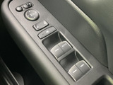 ドア側に窓やミラーに関するスイッチがまとまり、運転席から操作しやすい配置です。窓の開閉やミラー調整など、日常的に使う機能を手元で確認しながら扱えます。