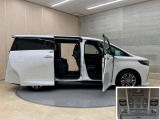 狭いスペースでも、隣の車を気にせず開閉出来るスライドドア。どんな場所でもドアを十分に大きく開くことが出来るので乗り降りや荷物を載せるのに便利です。