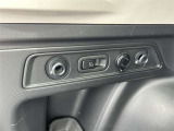 後席を倒せるレバーが荷室横にあるります。