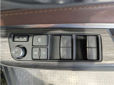 パワーウィンドウのスイッチですよ。 運転席に居ながら窓を開け閉めのコントロールできますよ。 ロック機能で、子供がイタズラして窓を開けるという事も無くなりますよ。