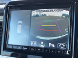 後方の映像に加えて、車両周辺の表示やガイドラインも確認できます。駐車時に後方の状況を把握しやすく、切り返しや車庫入れの際にも役立つ装備です。周囲を確認しながら落ち着いて操作できます。