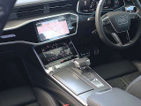 内装はシンプルに使い勝手を考え作られています。お車を運転する感覚をダイレクトに体感して頂けます。室内も広くロングドライブにも快適にお過ごしいただけます。