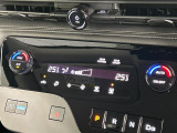 【オートエアコン】一度お好みの温度に設定すれば、車内の温度を検知し風量や温度を自動で調整。暑い&hellip;寒い&hellip;と何度もスイッチ操作をする必要はありません。快適な車内空間には必須の機能ですね♪