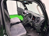 見易い計器類と運転し易いドライビングポジションは、視角も少なく前方&左右の見切りが良く運転し易いクルマです