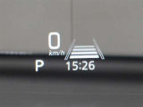 カラーヘッドアップディスプレイ付き。少ない視線移動で情報を確認できるので、運転の疲労軽減に繋がりますよ♪