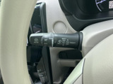 レバーには前後のワイパーに関する表示がまとまり、運転席から設定を確認しやすい仕様です。ステアリング脇に配置されているため、天候に応じた操作を行う際にも便利です。