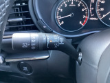 レバーをAUTOの位置にしているとき、レインセンサーが雨を感知すると、雨量に応じてワイパーが自動で作動してくれるオートワイパーを装備!設定変更で非作動にすると、間欠作動に固定されます。