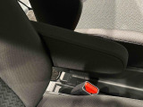 運転席にはフロントセンターアームレスト。