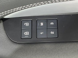 ボタン一つで自分好みの運転位置を一瞬で再現します!シートや鏡の位置を記憶できるので、家族で運転を交代してもすぐにベストな姿勢に戻せます。細かく電動調節でき、長距離ドライブでも疲れず快適です。