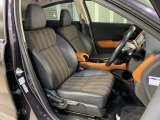 乗降がしやすい運転席。高さが調節できて小柄な方でも運転しやすいポジションをとることができます。