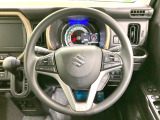 インテリアに合わせたデザインのステアリングは、運転される方のことも考え、運転しやすい形状、大きさです。是非一度、実際に触ってお確かめください。