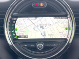 ●MINI純正ナビ:一体感のあるナビは、高級感ある車内を演出してくれます。Bluetooth再生などオーディオ機能も充実しておりますので、運転もより楽しめます♪