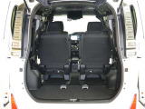 3列目シートは跳ね上げ式で折りたたみ可能です。キャンプ用品など大きな荷物もばっちり収納可能です!