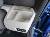 運転席右側のドリンクホルダーです。
