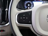 前方車を自動追従するアダプティブクルーズコントロールに加え、ステアリング操舵も行う進化型クルーズ『パイロットアシスト』を搭載。車体を車線内へと適正に維持しつつ先行車を忠実に追従します。