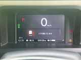 速度やシフト位置、燃料残量などの情報がまとまって表示され、運転中に必要な状況を確認しやすい構成です。警告表示も同じ画面で確認でき、車両の状態を把握する際に役立ちます。