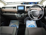 運転にかかわる様々な操作を安全に行えるように視点移動が少なく、操作性に配慮されたスイッチ類が凝縮されたコクピットです。