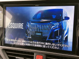 センターに大きな画面を備え、ナビやオーディオをまとめて確認できる装備です。画面表示を見ながら目的地設定などができ、日々のお出かけを便利にサポートします。