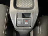 電動パーキングブレーキとHOLDのスイッチが手元にまとまり、表示も見分けやすい配置です。停車時や信号待ちなど、日常の運転を支える便利な装備として活用できます。