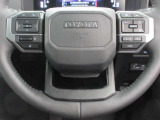 ステアリングスイッチ付き。前方から目を離すことなく操作することが可能です。