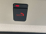 【SOSコール】急病時や危険を感じた時、SOSコールスイッチを押すと専門のオペレーターに繋がって警察や消防への連携をサポートしてくれます。また、万が一の事故発生時にはエアバック展開と連動して自動通報します。