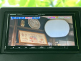 テレビ番組を表示できる画面を備え、停車中の休憩時間に映像を楽しめます。車内で過ごすひとときに活用できる装備で、画面の見やすさもぜひご確認ください。