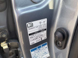 指定タイヤサイズが記載されたステッカー。スタッドレスタイヤへの交換時など、適切なサイズ選びの目安になります。