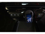 【EVドライブモード】駆動用電池から電力を供給し、電気モーターのみを使って走行するモードです。早朝・深夜の駐車場などで、騒音や排気ガスを気にすることなく走行することができます。
