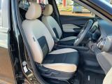 広く快適な運転席周りです。