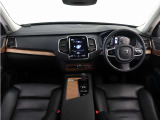 【日本に、北欧の贅沢を。プレミアム7シーターSUV、XC90】 くつろぎながら、思考を巡らせながら、目的地へと向かう。XC90の室内はそんな風に落ち着ける、まるでファーストクラスの居心地のよさ。