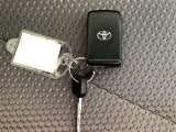 スマートキーです。カバンやポケットにカギを入れて持っているだけで、ボタン1つでドアロックを開閉できます。スマートキーを持って、ブレーキを踏んでスイッチONでエンジン始動もできます。