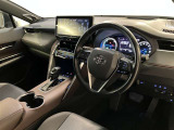 運転席周りのレイアウトをご覧ください。ナビゲーションが綺麗に装着されすっきり収まってますね!