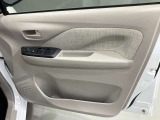 【運転席ドア】ボトルホルダーや収納ポケットが付いているので運転席周りもスッキリ保てます★