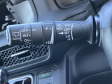 表示がレバー上にまとまり、操作内容を手元で確認しやすくなっています。運転席から手を伸ばしやすい位置にあり、天候の変化に応じた操作をスムーズに行えます。