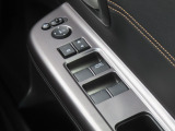【パワーウインドウの操作スイッチ】窓の開閉はもちろん、電動格納ミラーのスイッチや、マスタードアロックスイッチもあります。