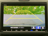 後方の映像にガイドラインが重なり、駐車時の周囲確認をサポートします。画面下には表示切替のアイコンもあり、車庫入れの際に後方との距離感をつかみやすくなります。