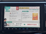 ニュース番組を画面で視聴できる装備です。お出かけ先で停車している時間も、映像や情報を楽しめます。画面上に番組内容が表示され、内容を確認しやすいのも便利です。