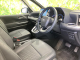 運転席と助手席を並べた前席は、座面にゆとりを感じるレイアウトです。前方の視界が広く、シートに腰掛けたときも周囲を見渡しやすい室内で、毎日の移動を心地よく支えます。