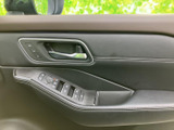 運転席ドアには窓の開閉スイッチやミラー調整部などがまとまり、座ったまま手が届きやすい配置です。各ボタンの表示も見分けやすく、日常的な操作に便利です。