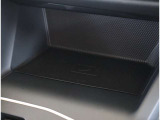【スマートフォンワイヤレス充電】 車の中でもスマートフォンを置くだけ充電。(※非接触充電に対応したスマートフォンに限ります)
