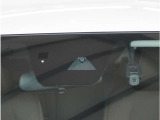 【フォワードセンシングカメラ】夜間走行時に前方の状況を判断したり、車線表示を検知したりします。