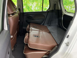 後席を倒した状態で、荷室側までつながるフラットな空間が広がります。窓から光が入り、室内の様子も確認しやすい構成。用途に応じた使い分けをイメージできます。
