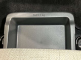 【助手席シートアンダーボックス】運転用の替え靴や、車内に常備したいこども用品、着替えた服などを収納できます★